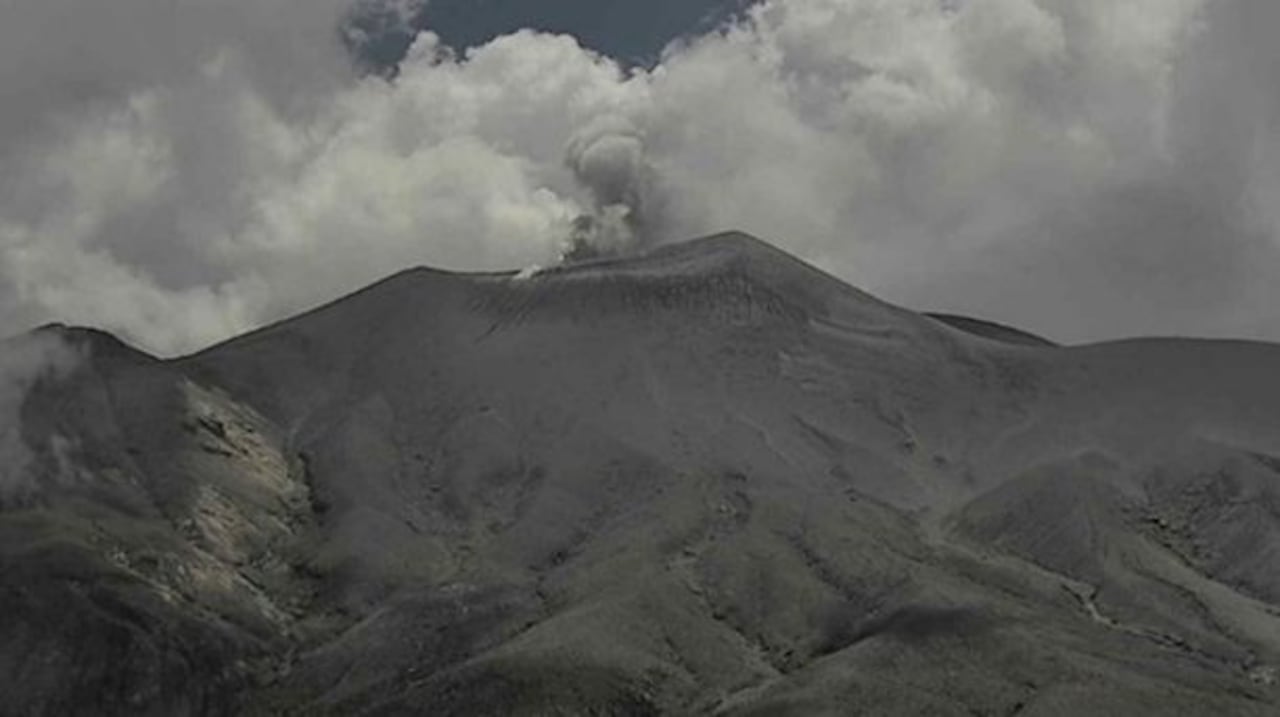 El volcán Puracé redujo su actividad y bajó a alerta Amarilla tras casi dos meses en nivel Naranja, aunque el Servicio Geológico Colombiano advierte que continúan las emisiones de gases y pide no acercarse al cráter.