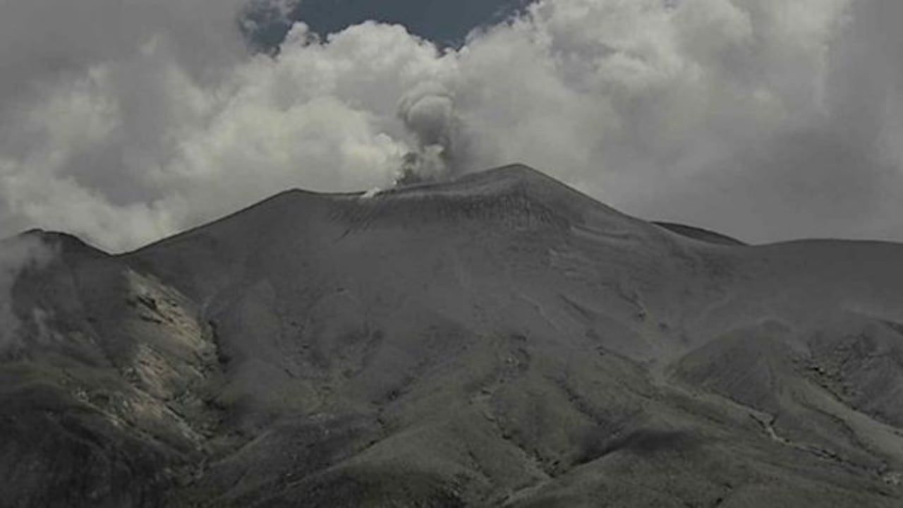 El volcán Puracé redujo su actividad y bajó a alerta Amarilla tras casi dos meses en nivel Naranja, aunque el Servicio Geológico Colombiano advierte que continúan las emisiones de gases y pide no acercarse al cráter.