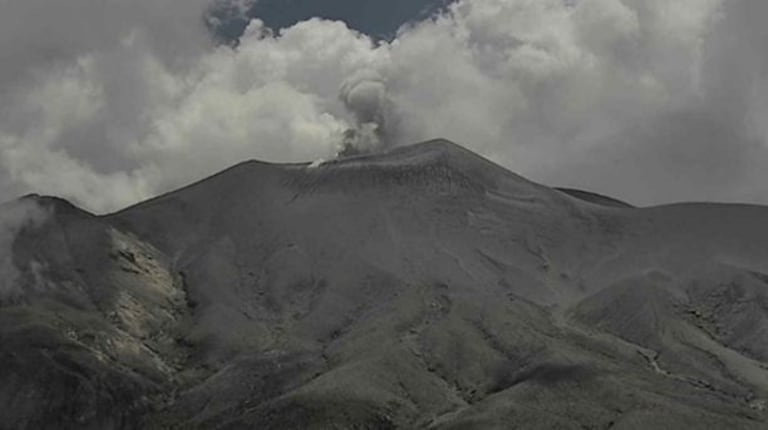 El volcán Puracé redujo su actividad y bajó a alerta Amarilla tras casi dos meses en nivel Naranja, aunque el Servicio Geológico Colombiano advierte que continúan las emisiones de gases y pide no acercarse al cráter.