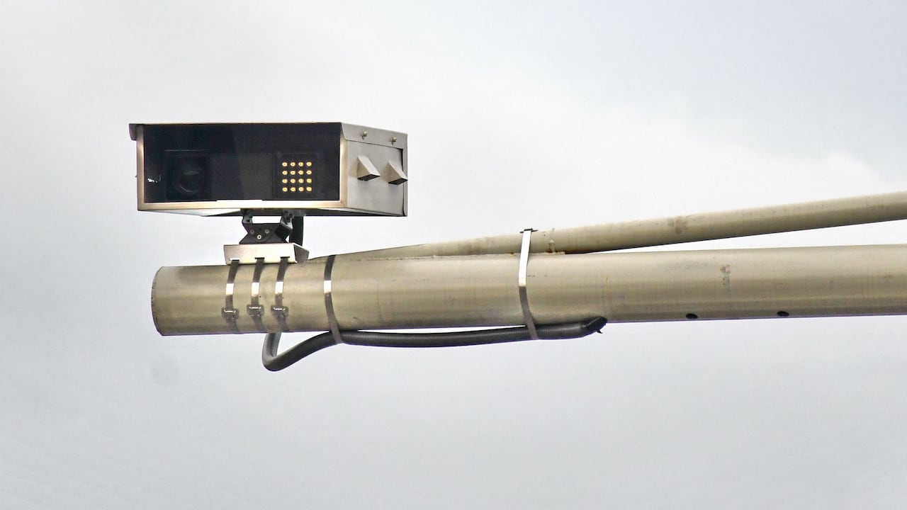 Cali: Instalación de nuevas cámaras de fotomultas en las diferentes vías de la ciudad. Foto José L. Guzmán