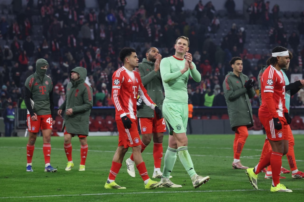 El portero alemán #01 del Bayern Munich, Manuel Neuer (C), y sus compañeros de equipo celebran después de ganar el partido de fútbol de la UEFA Champions League.