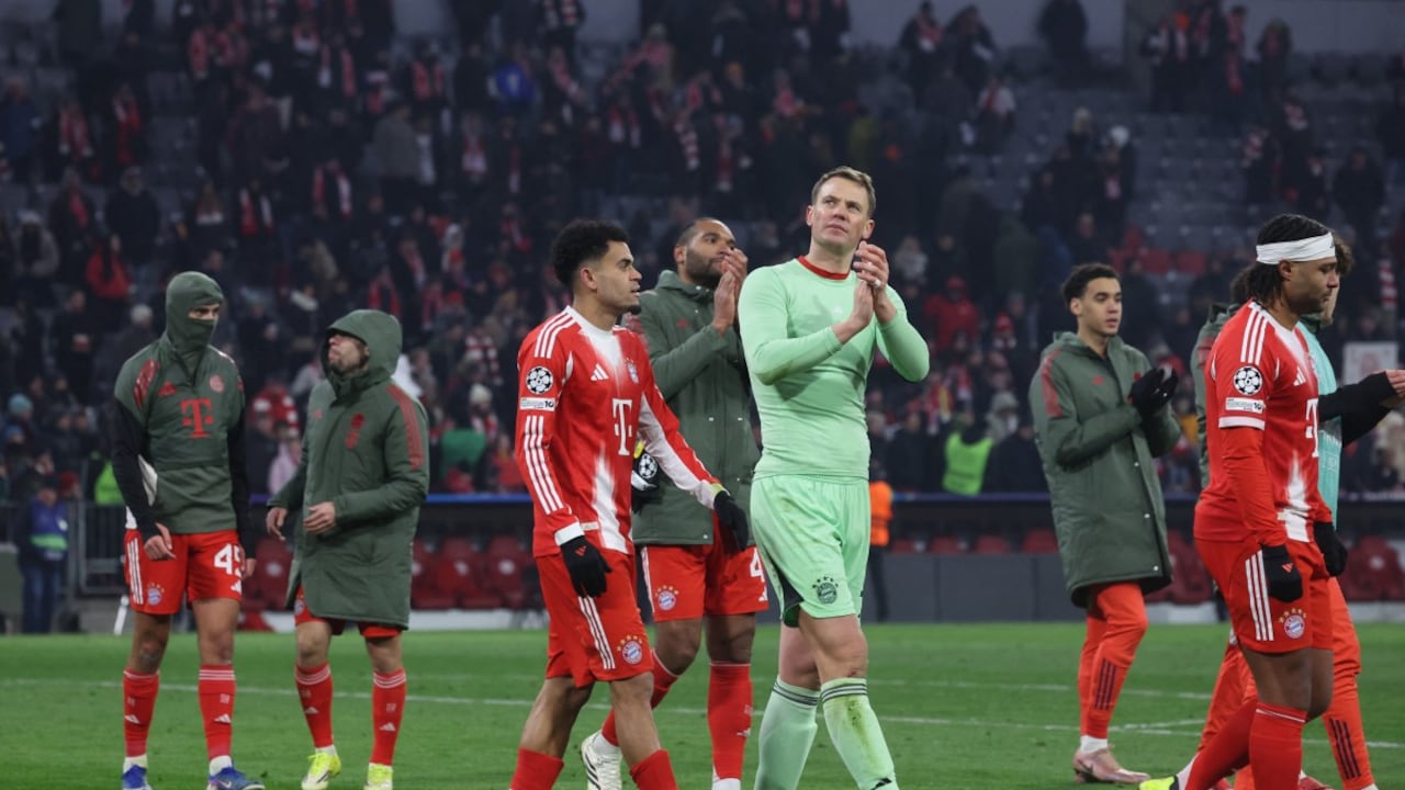 El portero alemán #01 del Bayern Munich, Manuel Neuer (C), y sus compañeros de equipo celebran después de ganar el partido de fútbol de la UEFA Champions League.