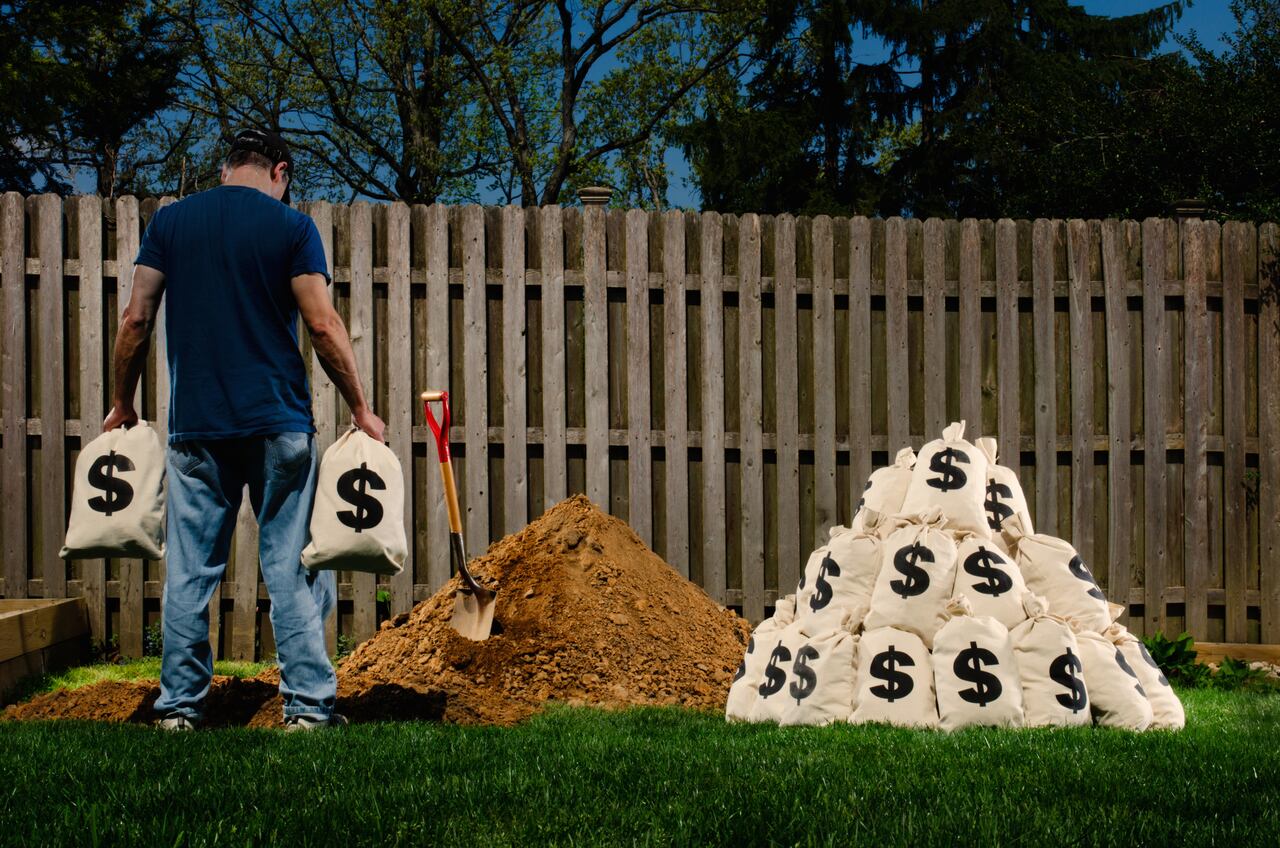 La colocación estratégica de un amuleto en la entrada de la casa puede ser vista como un acto de fe en la capacidad de atraer la abundancia y la prosperidad.