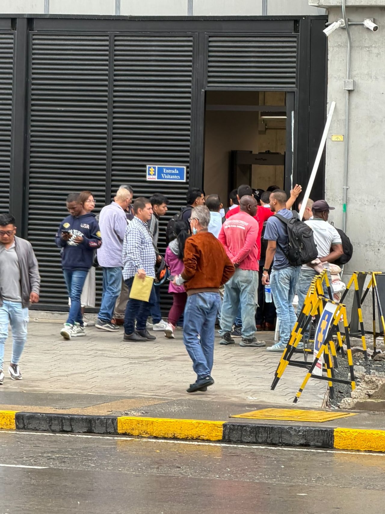 La congestión en la entrada ha generado molestias entre ciudadanos y abogados que deben acudir diariamente a la sede judicial.