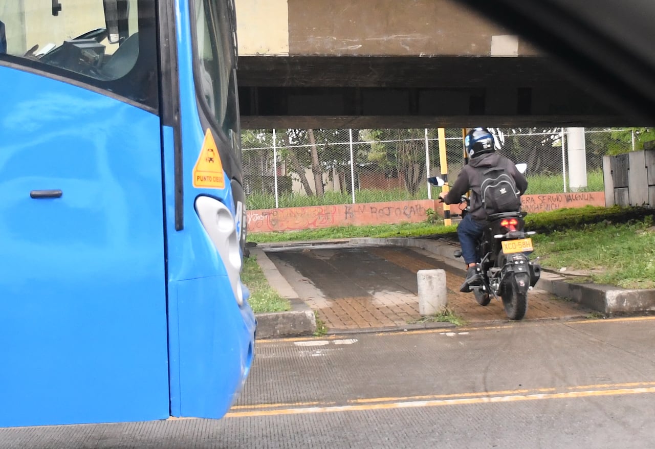 Fotodenuncia: Paso prohibido por motociclista, Sameco.