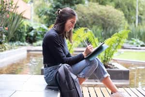 Son maestrías (en modalidad presencial, semipresencial o virtual) en diferentes áreas que iniciarán en septiembre de este año y tienen una duración de 11 meses. La beca cubre el 100% de costos de matrícula y seguro médico.