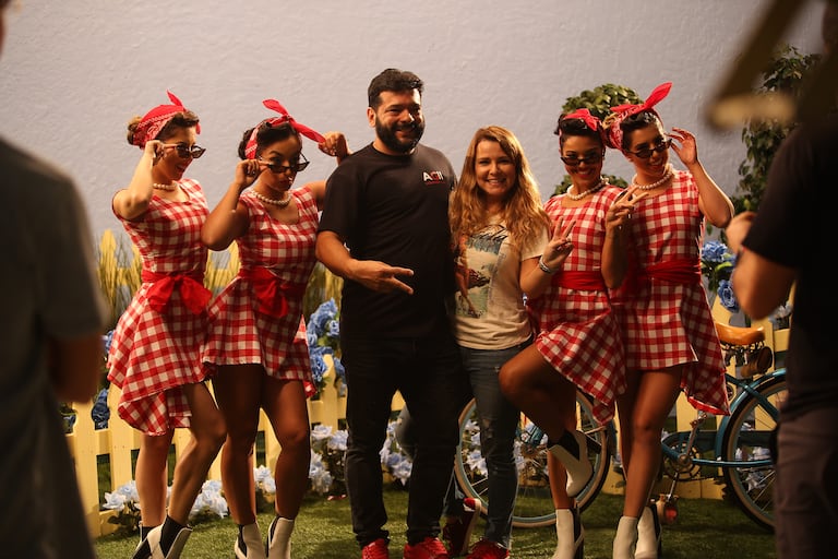 Diego Andrade y Claudia 'Cala' García presentan cómo nos ven a los colombianos 'Desde afuera', documentla en coproducción con Telepacífico.