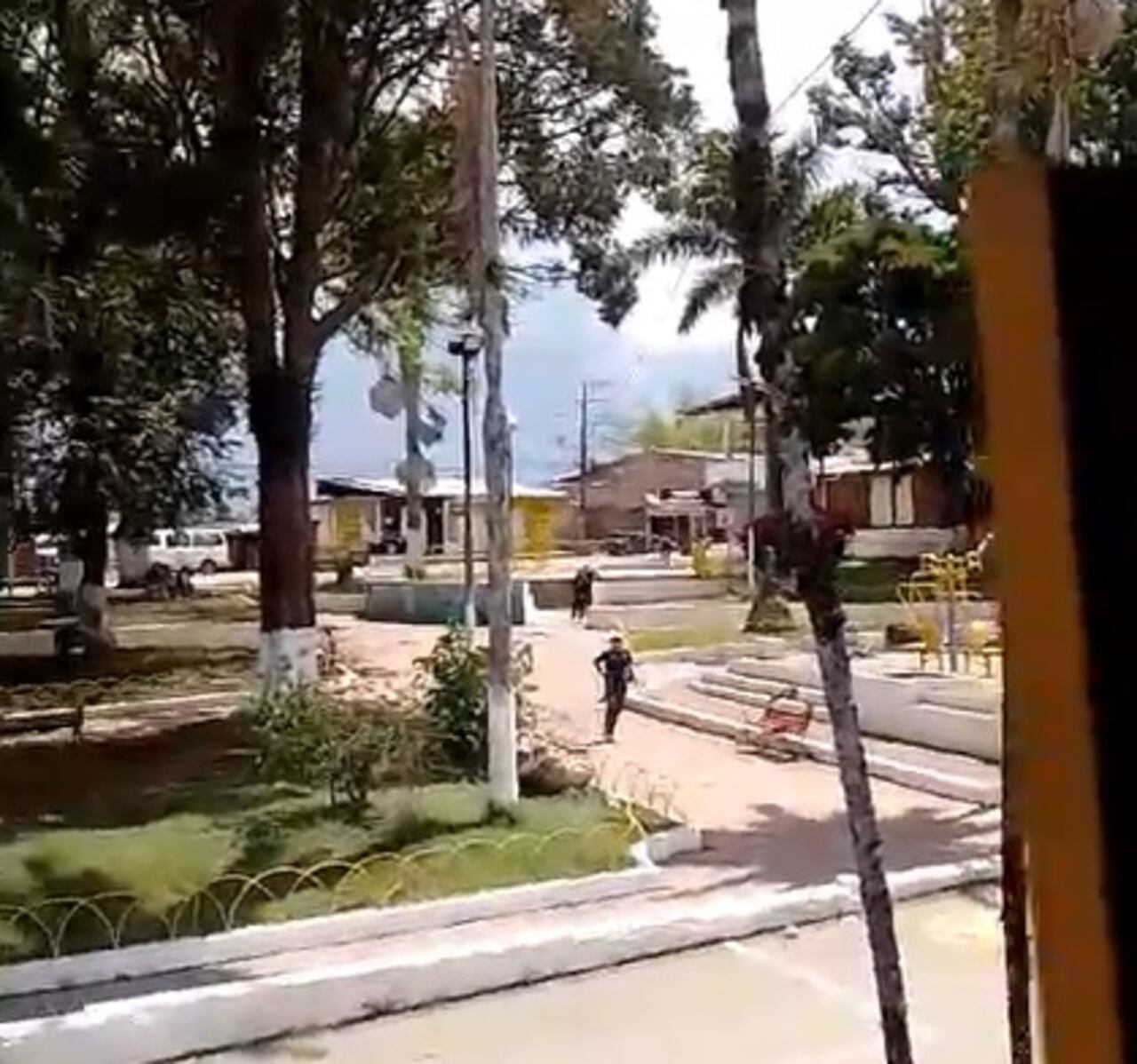 Un comando de milicianos de las disidencias de las Farc llegaron hasta el parque principal de Morales, Cauca, para asesinados dos patrulleros de la Policía.