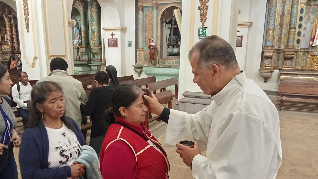 En la iglesia San Francisco de la capital del Cauca las personas participaron en este ritual del mundo católico.