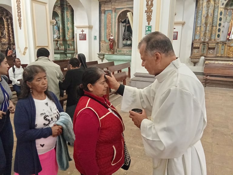 En la iglesia San Francisco de la capital del Cauca las personas participaron en este ritual del mundo católico.