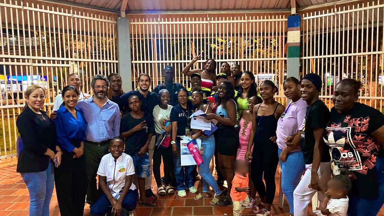 Los jóvenes del barrio El Valladito, oriente de Cali, podrán iniciar su vida laboral tras recibir su certificación en manicure y barbería. La Secretaría de Seguridad indicó que unas 2700 personas de entre 14 y 30 años se benefician del programa ‘En la Buena’.