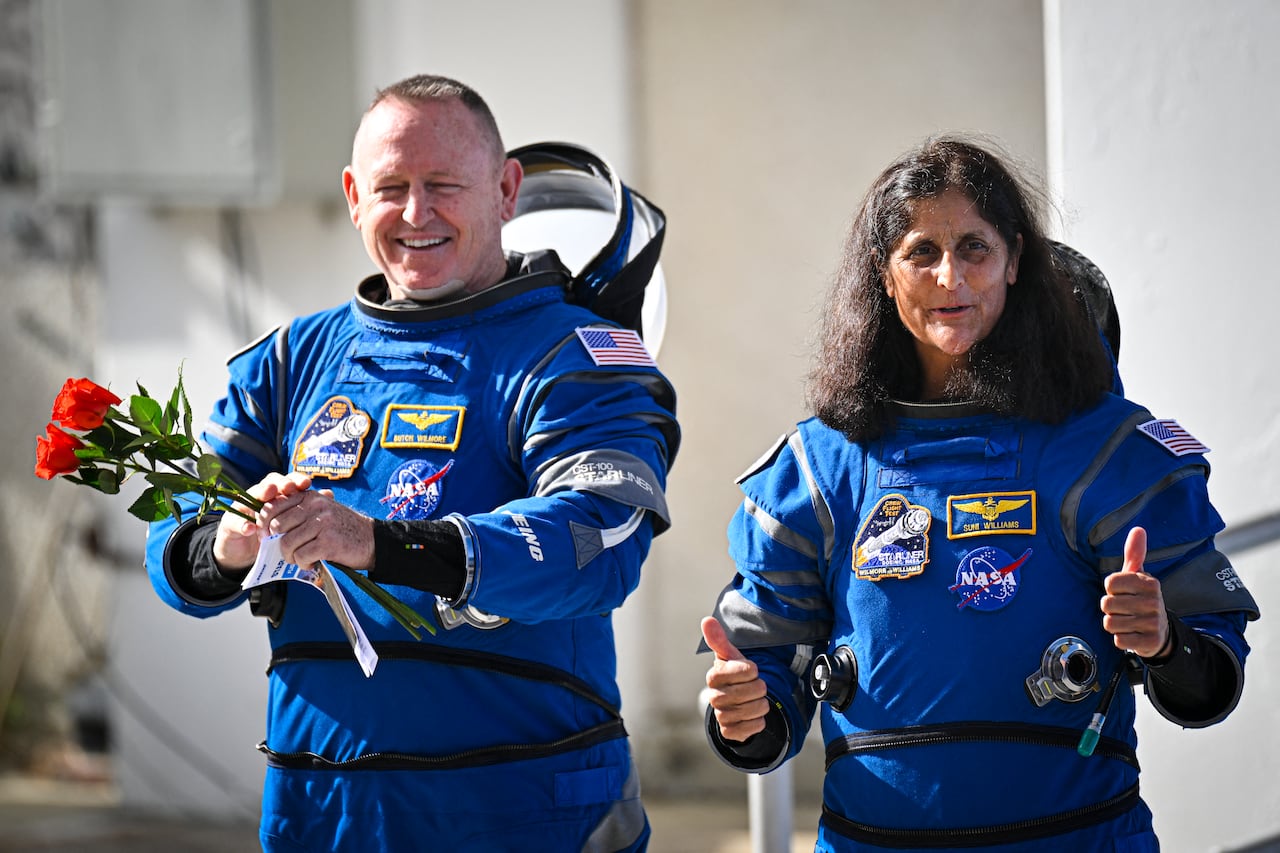 Los astronautas de la NASA Suni Williams y Butch Wilmore, con trajes espaciales de Boeing.