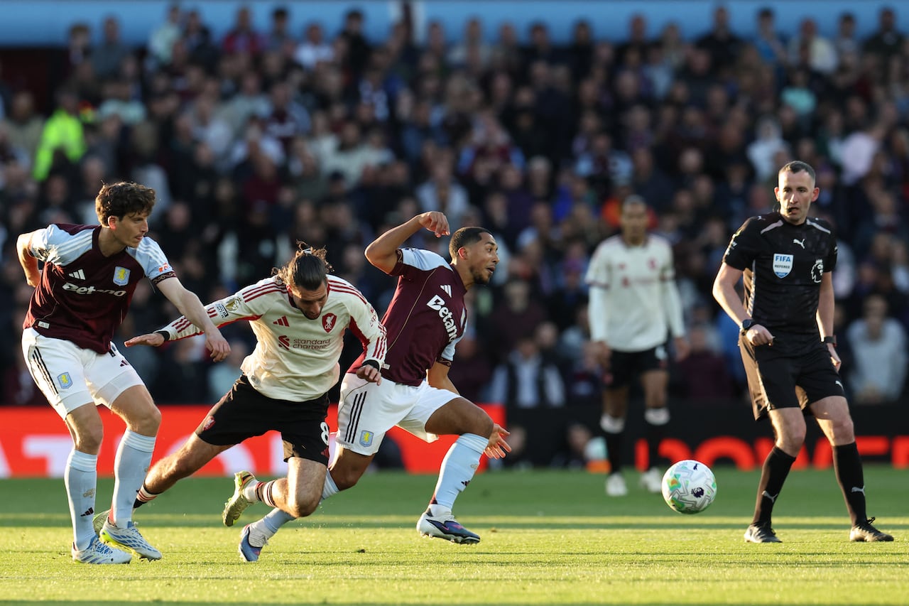 El centrocampista húngaro del Liverpool, Dominik Szoboszlai (2.º por la izquierda), disputa el balón con el defensa español del Aston Villa, Pau Torres (14, izquierda), y el centrocampista belga del Aston Villa, Youri Tielemans (C), durante el partido de la Premier League inglesa entre el Aston Villa y el Liverpool en Villa Park, Birmingham, Inglaterra, el 15 de mayo de 2026. (Foto de Darren Staples / AFP)