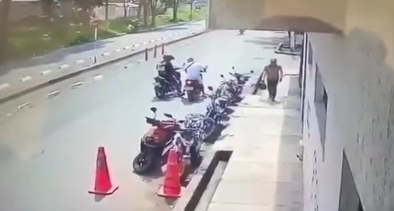 Uniformados cayeron al pavimento: La detonación provocó que los policías perdieran el control de la motocicleta institucional y terminaran heridos sobre la vía.