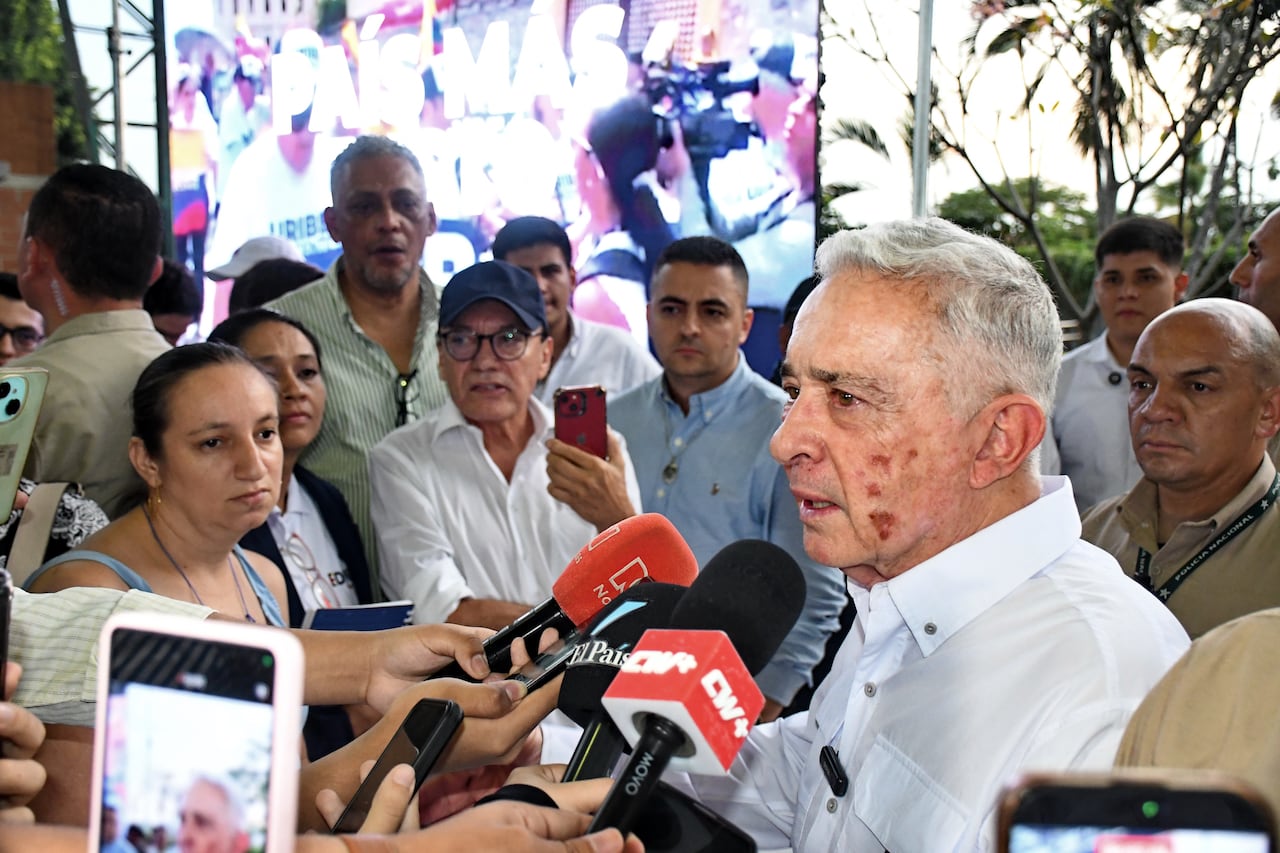Cali: Álvaro Uribe, en campaña con candidatos al Congreso de la República 2026. Foto José L Guzmán