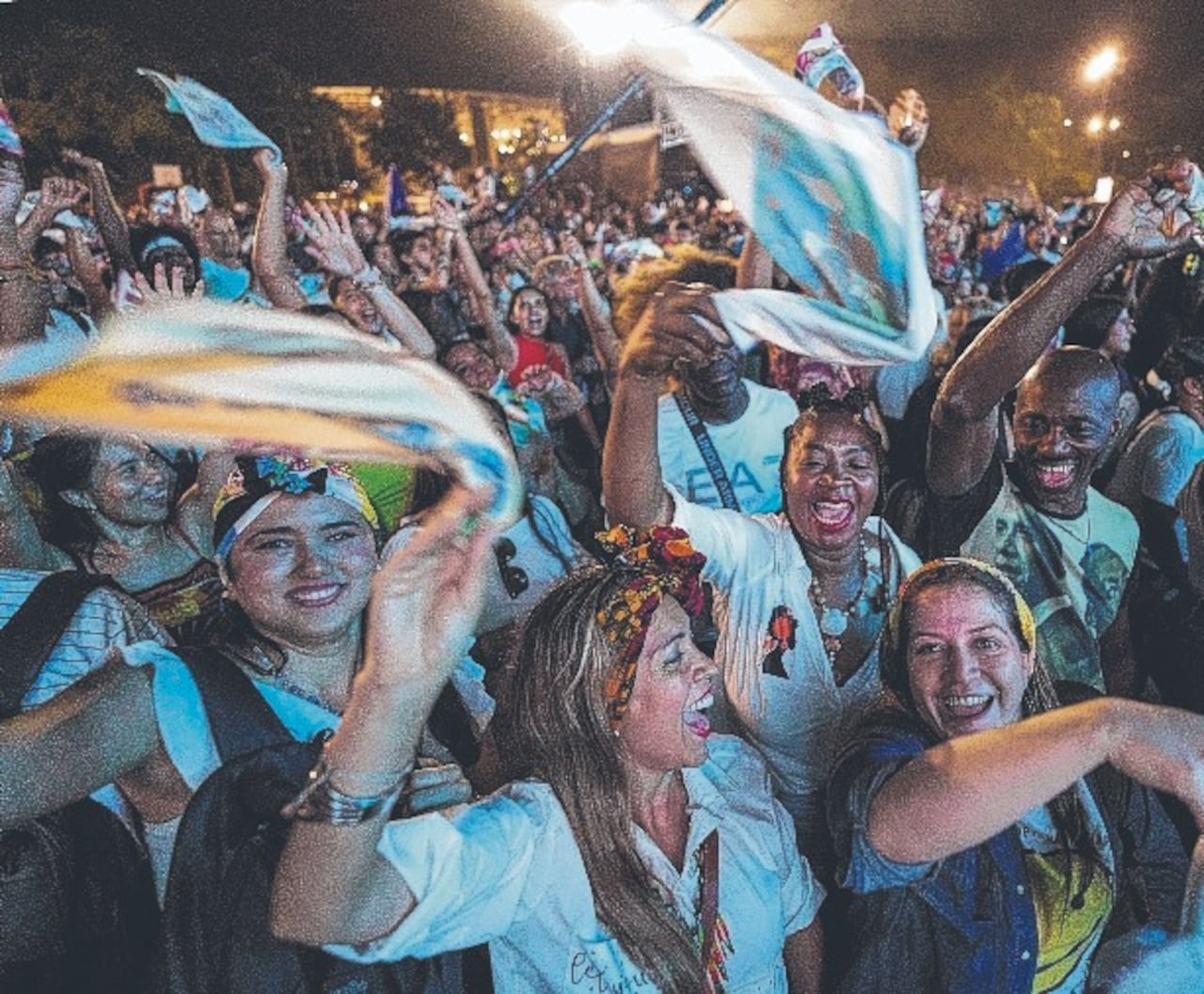 El pañuelo, usado en las labores del campo para secarse el sudor, y ondearlo en Petronio es símbolo de unidad y celebración.