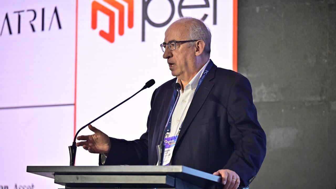 Leonardo Villar, gerente del Banco de la República, defendió la meta de inflación en Colombia. Foto: Congreso Asofondos.