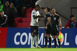 Defensor Raúl Gustavo del Corinthians fue expulsado por agredir al juez de línea