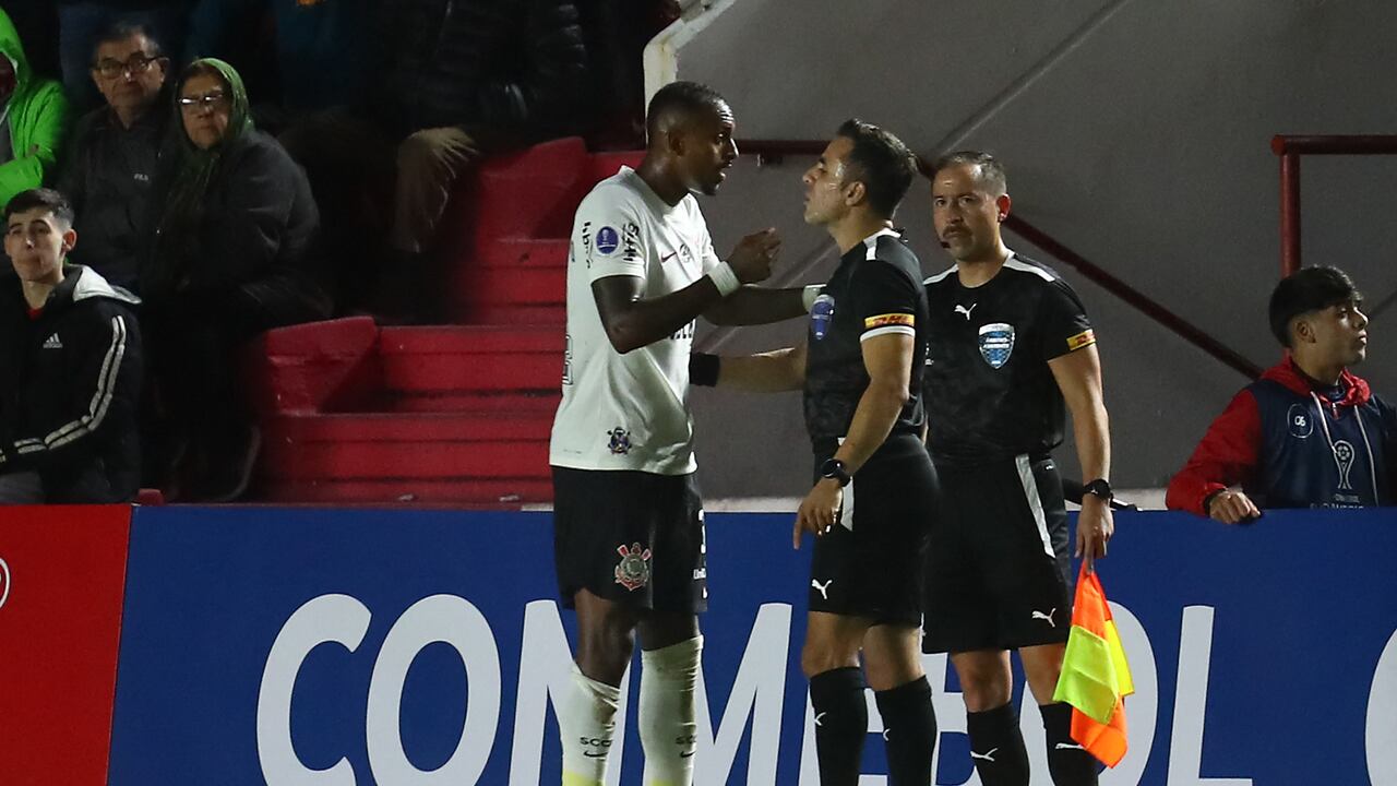 Defensor Raúl Gustavo del Corinthians fue expulsado por agredir al juez de línea