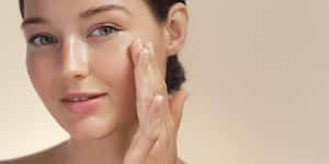 Expertos en belleza y cuidado de la piel han comenzado a reconocer los beneficios del colágeno casero como una forma natural de mejorar la apariencia cutánea.