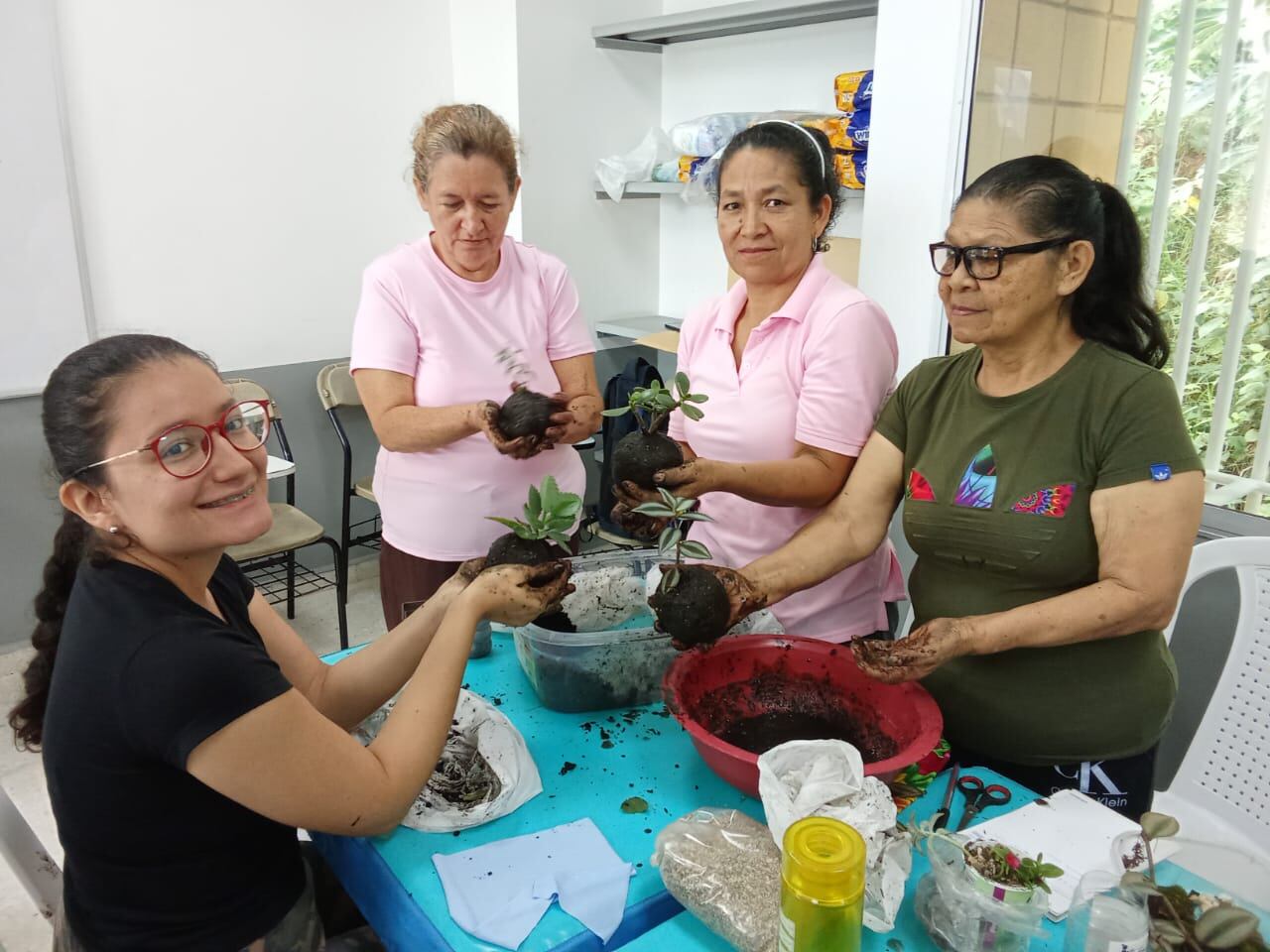 Las personas de la comuna 18 se reunen dos veces a la semana en el parque Los Pinos para participar en talleres y actividades formativas.
