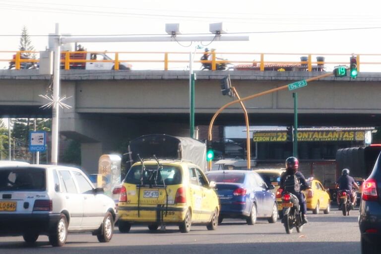 Autopista con Calle 25, donde según el denunciante, varios usuarios pudieron haber sido sancionados debido a la falla del semáforo.