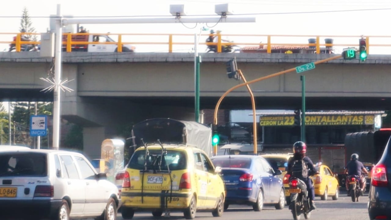 Autopista con Calle 25, donde según el denunciante, varios usuarios pudieron haber sido sancionados debido a la falla del semáforo.