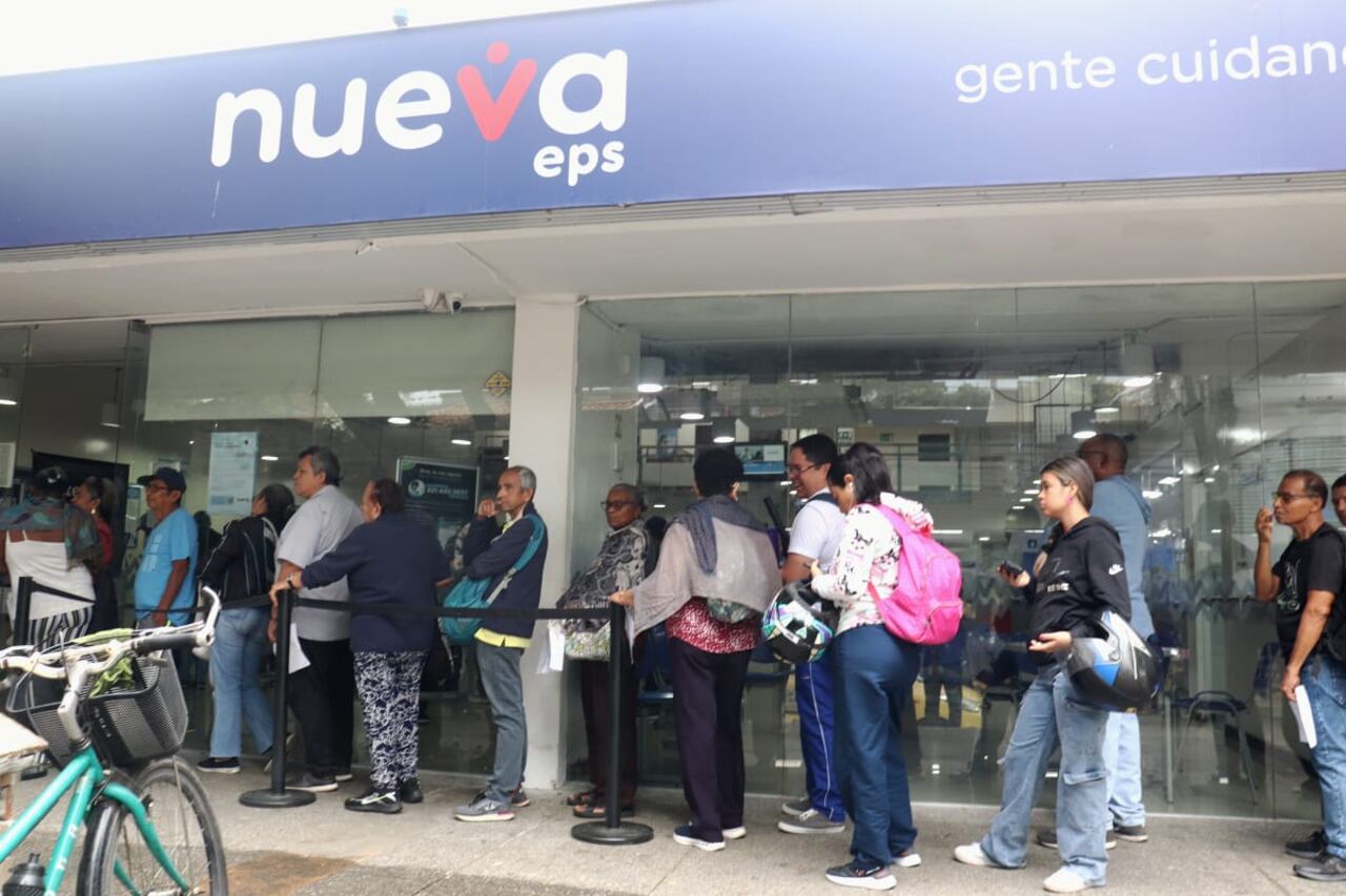 Largas filas en la sede de la Nueva EPS de Pasarela, al norte de Cali.