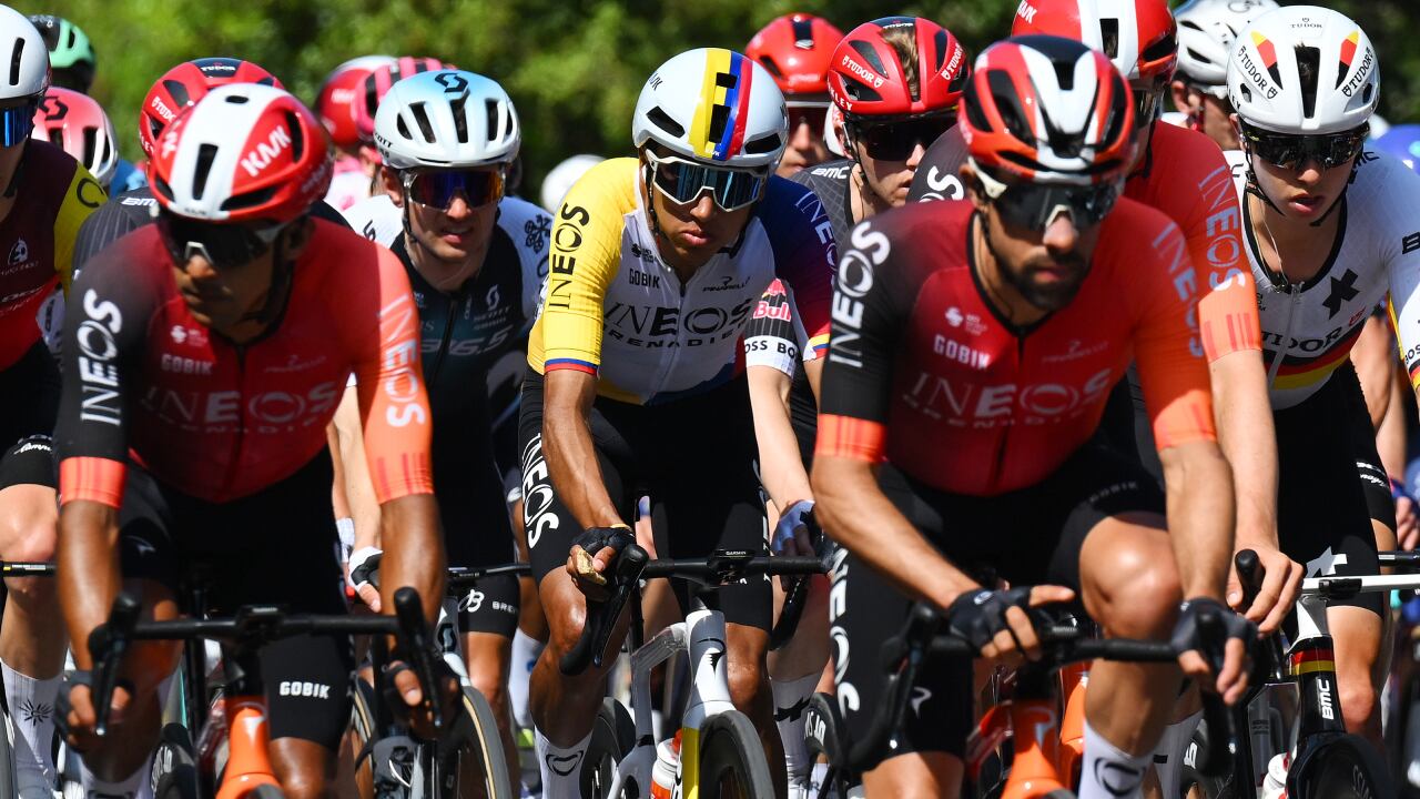 Egan Bernal, protegido por sus compañeros en la etapa 4 del Giro de Italia 2025
