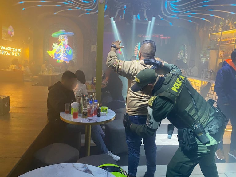 Según informó la Policía, los uniformados inspeccionaron establecimientos nocturnos, zonas de recreación y puntos de encuentro juvenil, verificando no solo la presencia de menores en horarios restringidos, sino también el cumplimiento estricto de la normatividad vigente por parte de los propietarios de estos lugares.