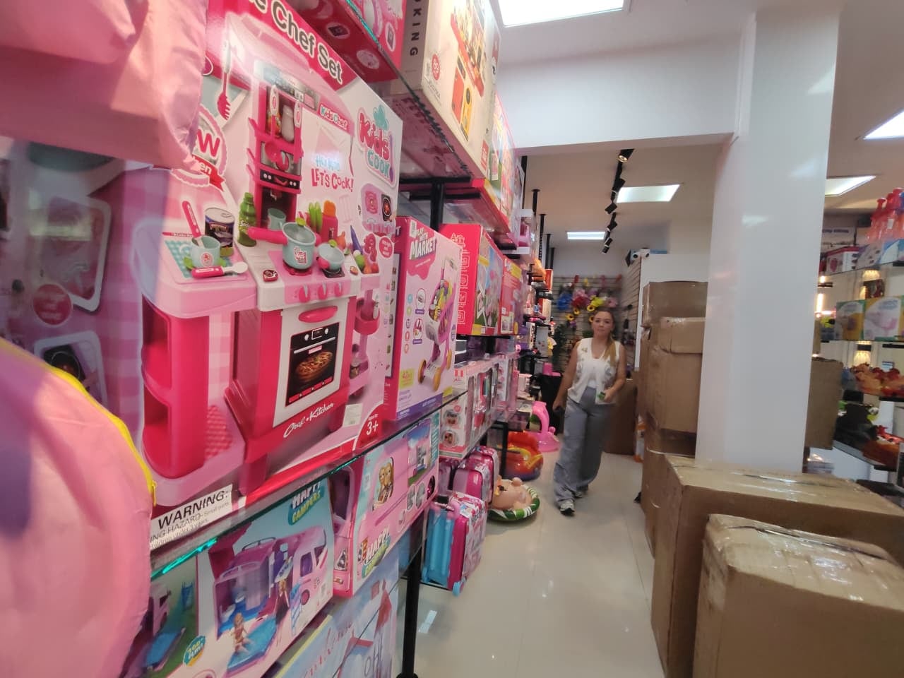 Comerciantes del centro de Cali se preparan para la temporada de diciembre.