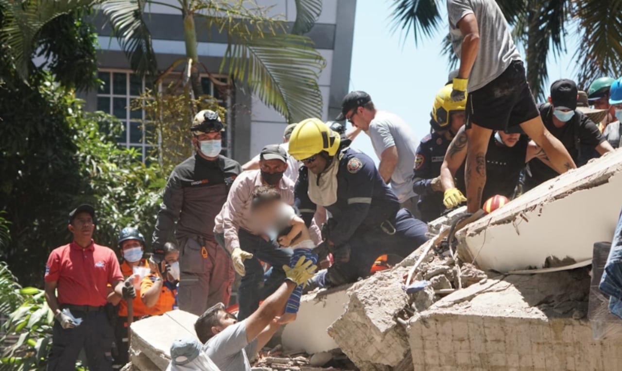El pequeño Maximiliano fue rescatado con vida por los organismos de socorro.