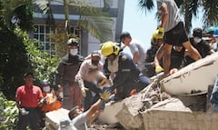 El pequeño Maximiliano fue rescatado con vida por los organismos de socorro.