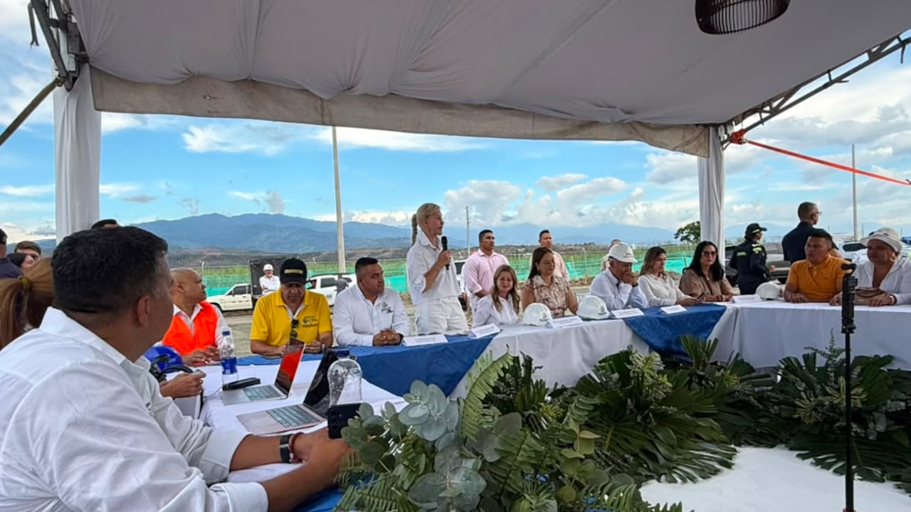 La ministra Elsa Noguera en la Regasificadora del Pacífico escuchando a la gobernadora Dilian Francisca Toro.