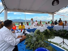 La ministra Elsa Noguera en la Regasificadora del Pacífico escuchando a la gobernadora Dilian Francisca Toro.