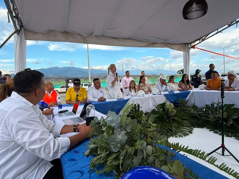 La ministra Elsa Noguera en la Regasificadora del Pacífico escuchando a la gobernadora Dilian Francisca Toro.