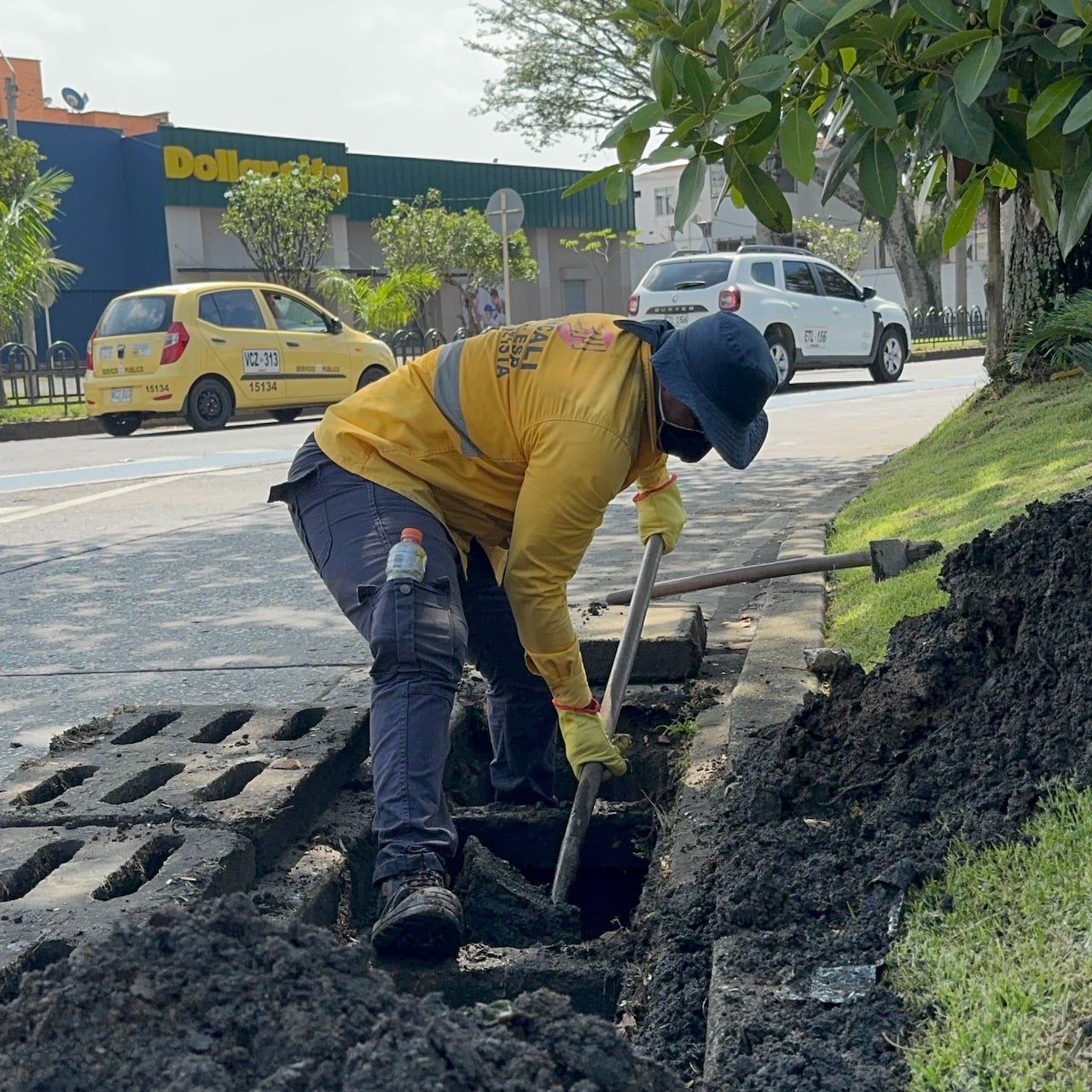 Trabajos de acueducto, energía y alcantarillado, limpieza de canales de Emcali