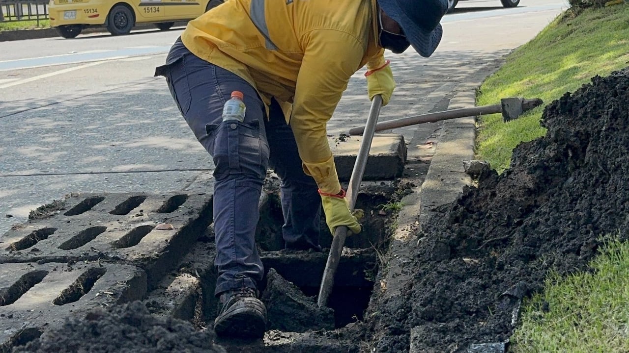 Trabajos de acueducto, energía y alcantarillado, limpieza de canales de Emcali