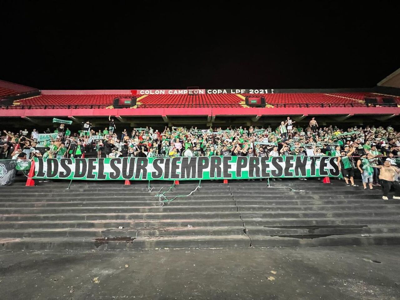 Los del Sur en la tribuna del estadio de Colón en la ciudad de Santa Fe, Argentina