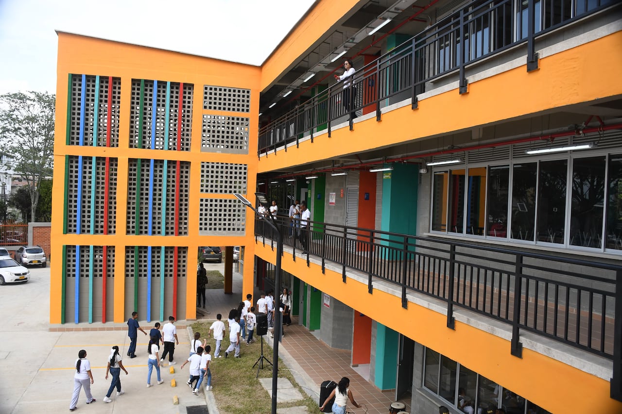 Cali: Regreso al colegtio de miles de estudiantes del calendario A y entrega de la nueva planta fisica de la sede principal de la institucion Educativa Oficial Villa del Sur. Foto José L Guzmán El País