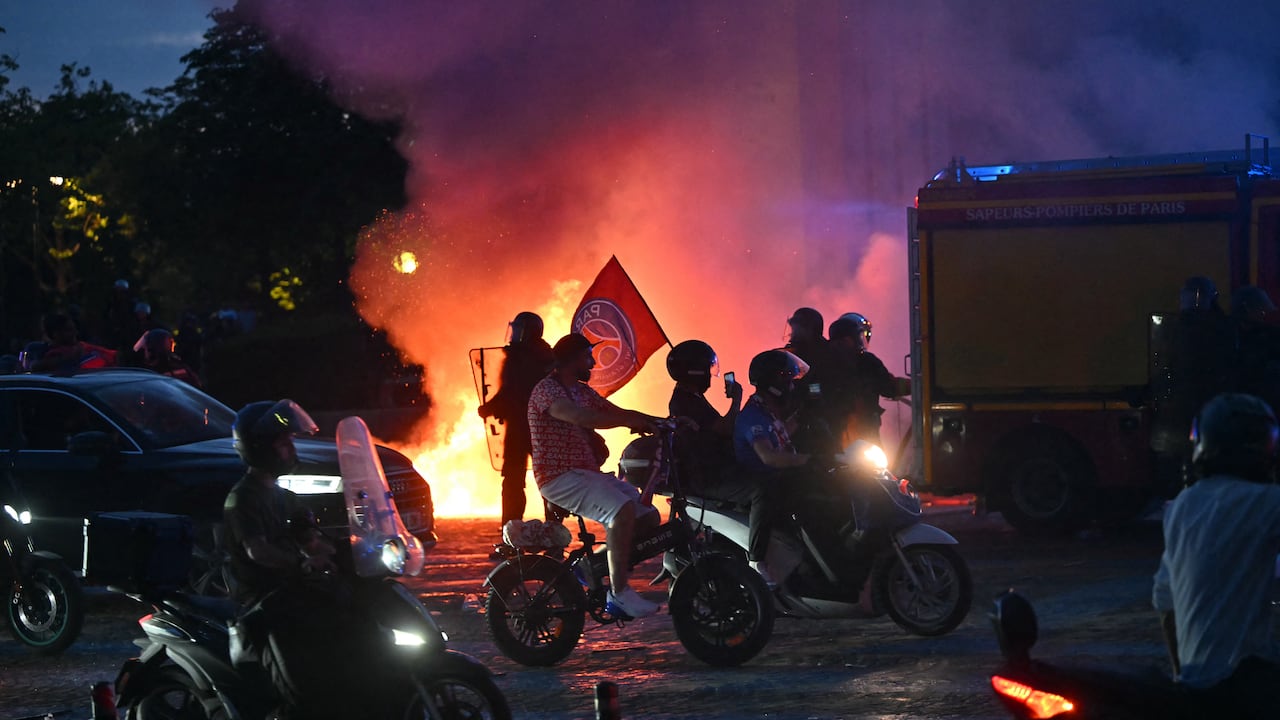Los hinchas del PSG celebran la victoria de su equipo en la final de la Liga de Campeones de la UEFA entre el Paris Saint-Germain (PSG) y el Arsenal FC, disputada en Budapest, en la Place du Trocadero de París el 30 de mayo de 2026. (Foto de LOU BENOIST / AFP)