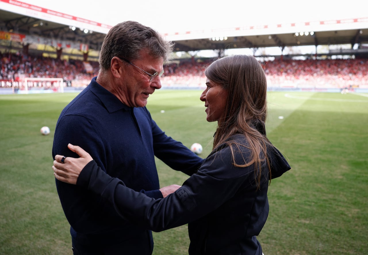 El entrenador del Wolfsburg, Dieter Hecking (izquierda), saluda a la entrenadora alemana del Union Berlin, Marie-Louise Eta, antes del partido de la Bundesliga, la primera división alemana, entre el Union Berlin y el VfL Wolfsburg en Berlín, Alemania, el 18 de abril de 2026. (Foto de Odd ANDERSEN / AFP)