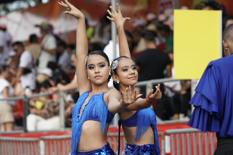 Feria de Cali 2024 El público comienza a llenar las graderías del salsódromo.