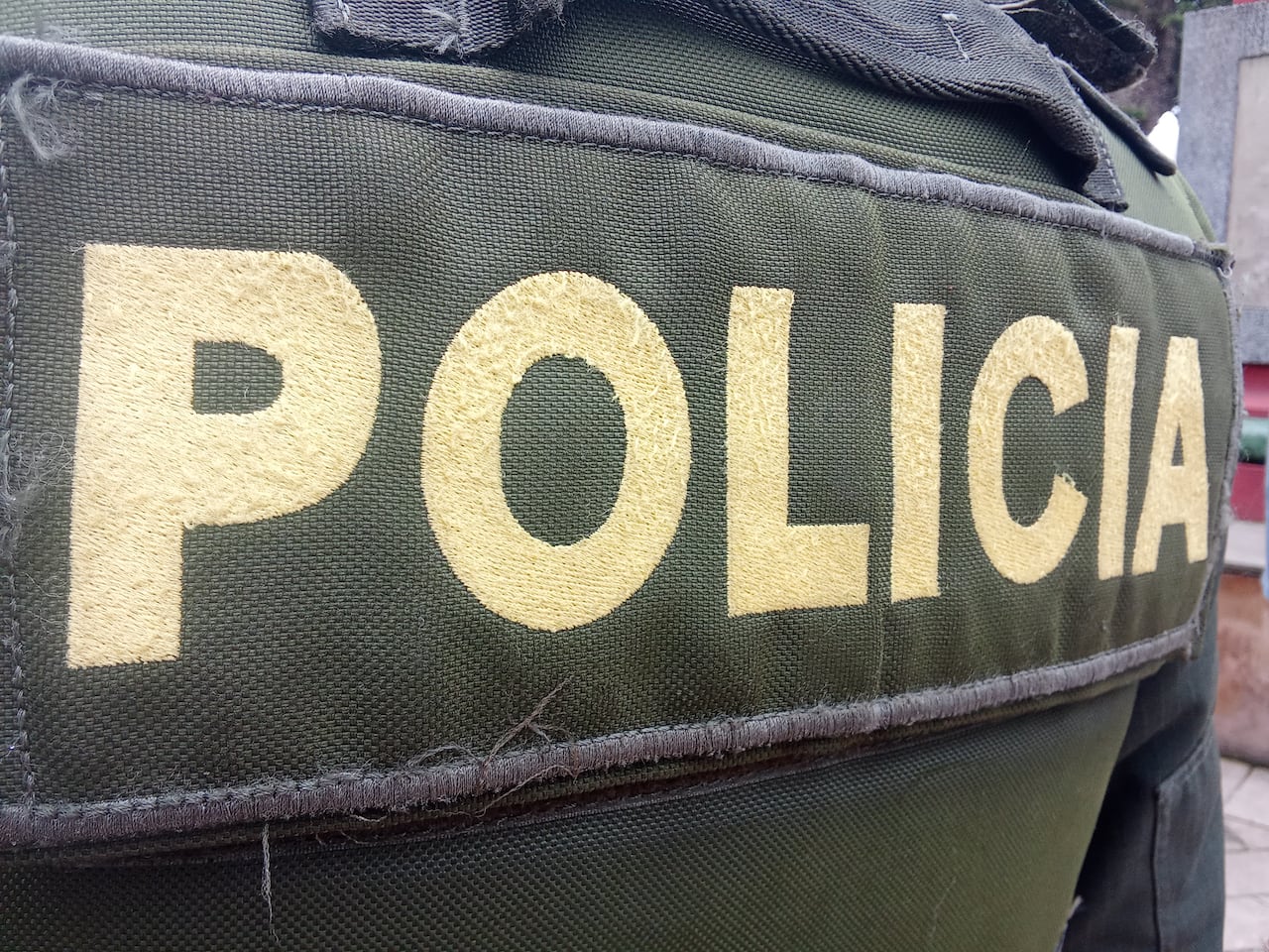 Dos integrantes de la Policía Metropolitana de Popayán durante la ofrenda floral en el parque Caldas.