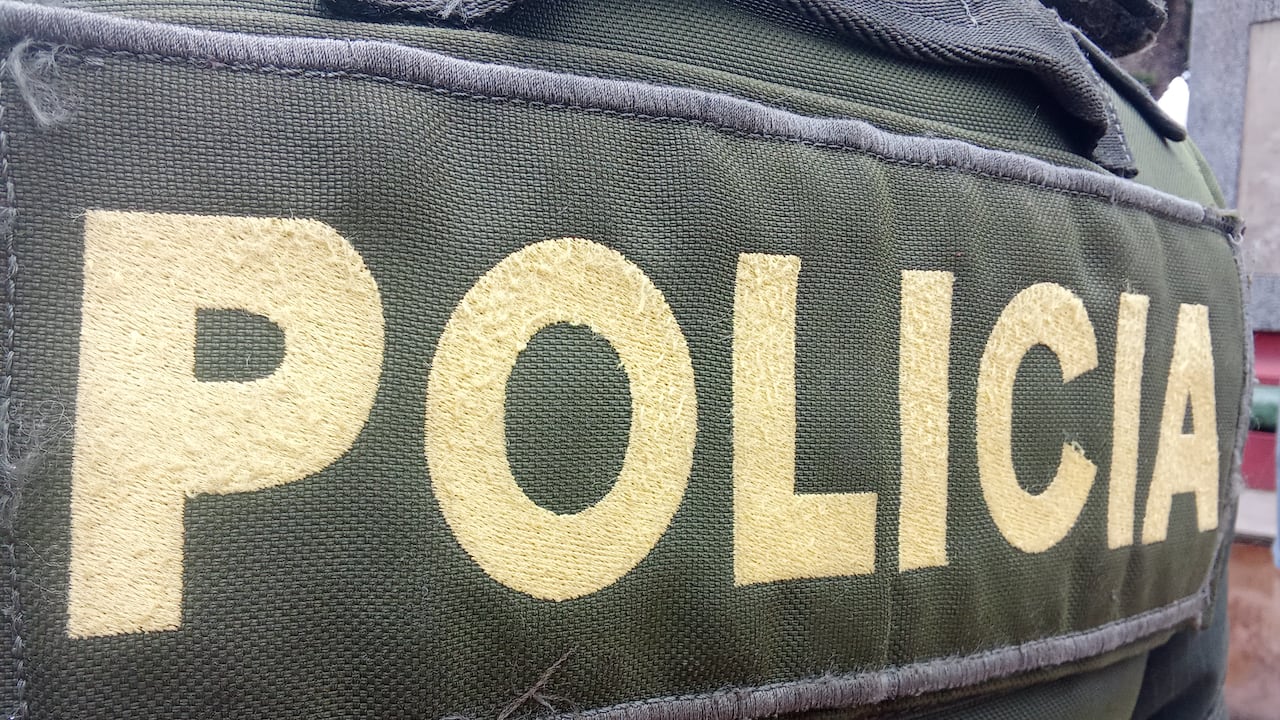 Dos integrantes de la Policía Metropolitana de Popayán durante la ofrenda floral en el parque Caldas.