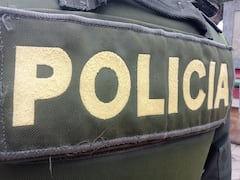 Dos integrantes de la Policía Metropolitana de Popayán durante la ofrenda floral en el parque Caldas.