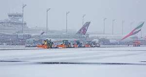 Los aviones se ven como congelados debido a las nevadas. El aeropuerto tuvo que cerrar.