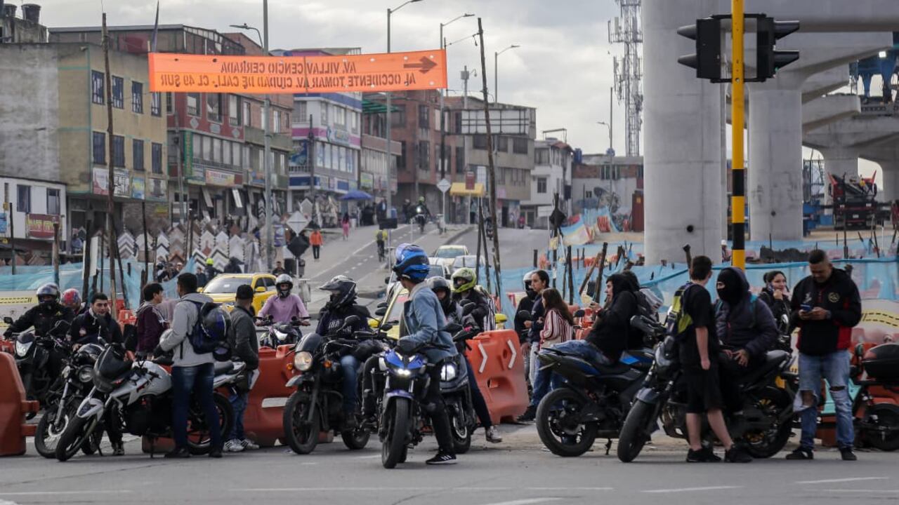 Bogotá, Octubre 30 de 2025. En inmediaciones del Portal Américas, integrantes del gremio de moteros realizan bloqueos intermitentes sobre la Avenida Ciudad de Cali con Avenida Villavicencio, en protesta por las restricciones impuestas por la Alcaldía de Bogotá con motivo de la celebración de Halloween.