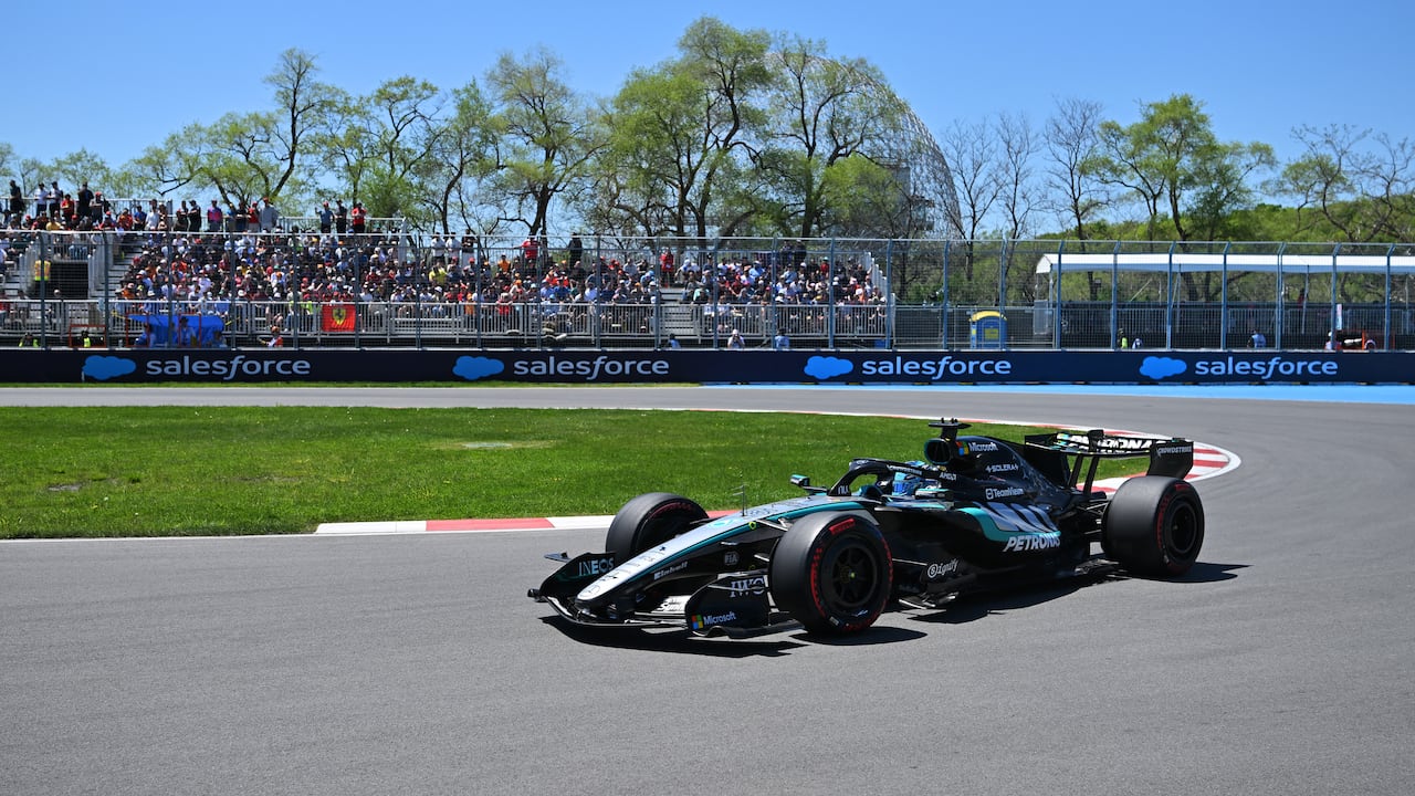 George Russell de Gran Bretaña conduciendo el (63) Mercedes AMG Petronas F1 Team W17 en pista durante los entrenamientos previos al Gran Premio de Canadá de F1 en el Circuito Gilles-Villeneuve el 22 de mayo de 2026 en Montreal, Quebec.