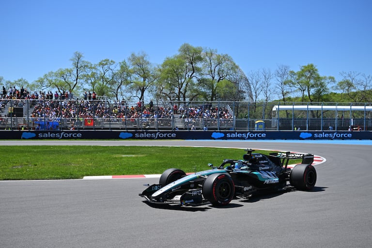 George Russell de Gran Bretaña conduciendo el (63) Mercedes AMG Petronas F1 Team W17 en pista durante los entrenamientos previos al Gran Premio de Canadá de F1 en el Circuito Gilles-Villeneuve el 22 de mayo de 2026 en Montreal, Quebec.